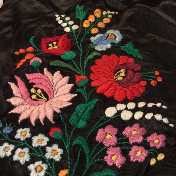 Black cloth with hand stitched flowers - Picture 7 of 10